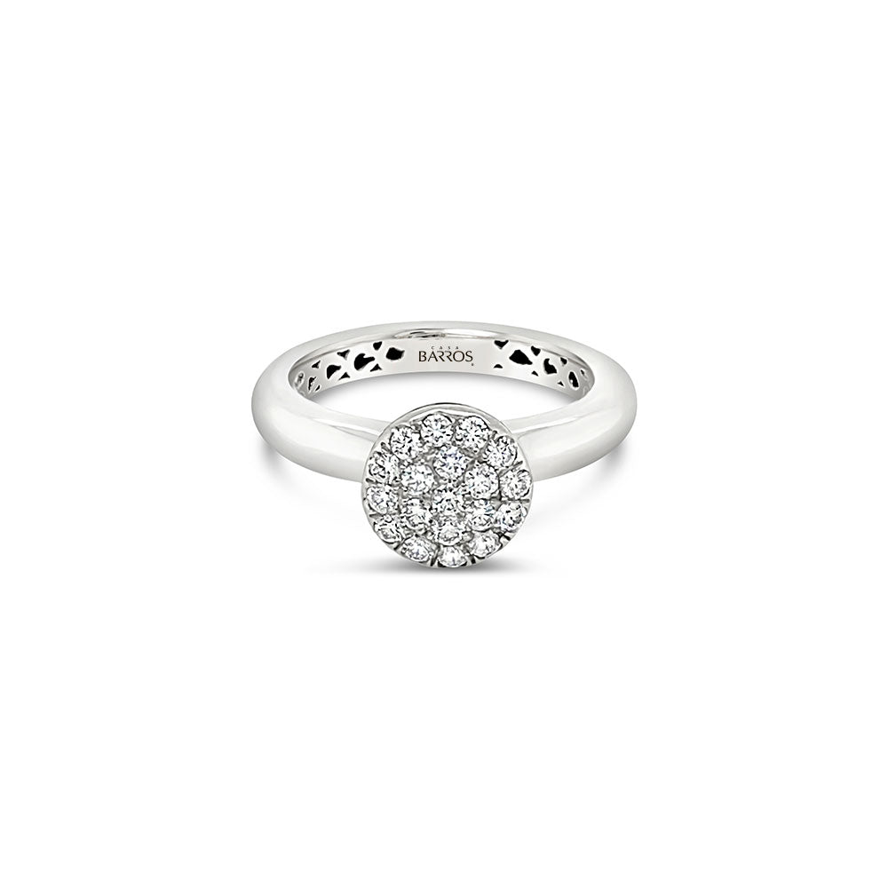 Anillo pavé redondo diamantes.