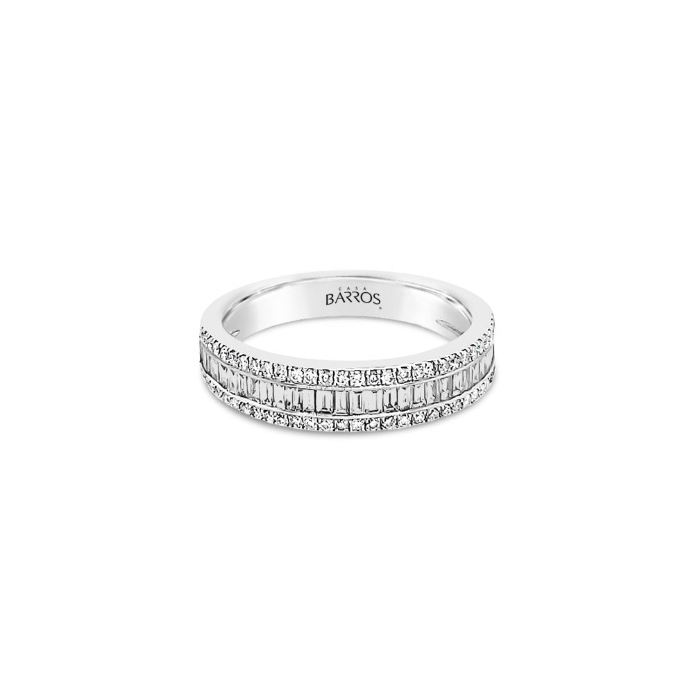 Anillo triple con baguettes.