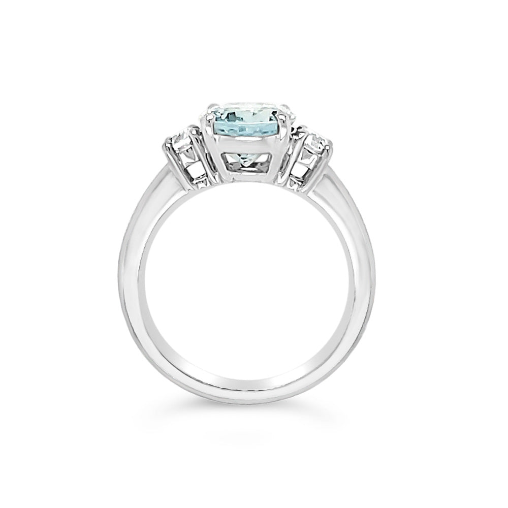 Anillo platino y aguamarina ovalada.