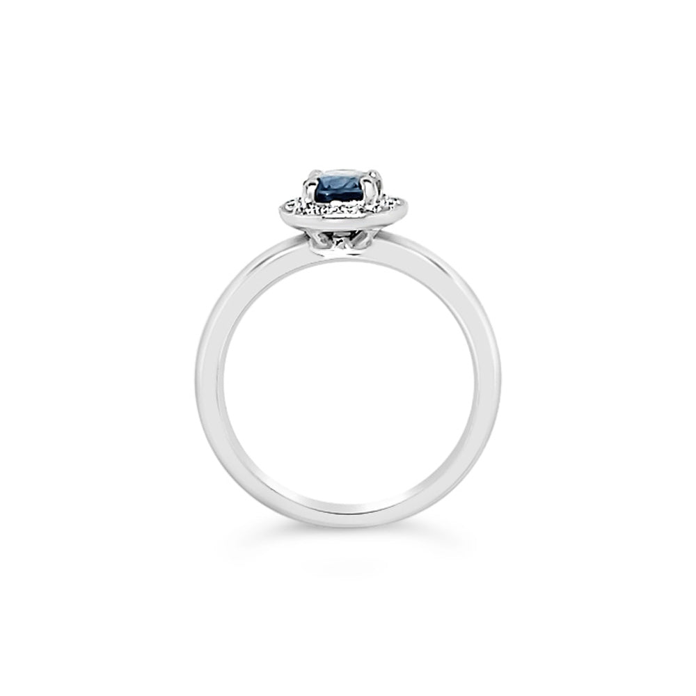 Anillo de platino con zafiro ovalado y diamantes.