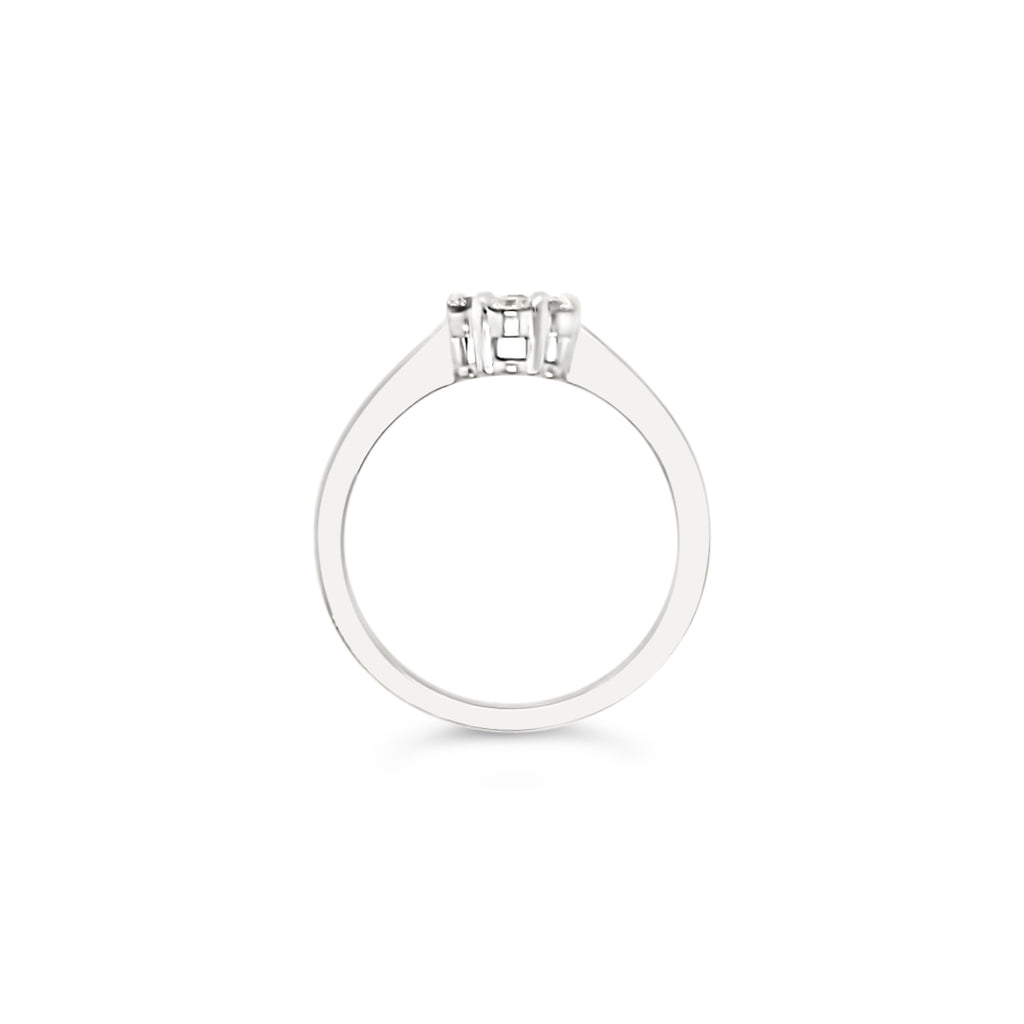 Anillo flor con 7 diamantes.