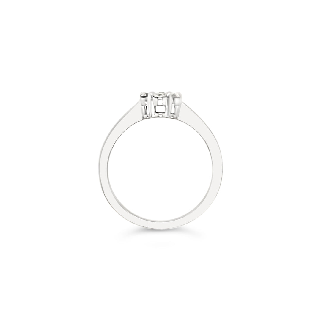 Anillo flor con 7 diamantes.