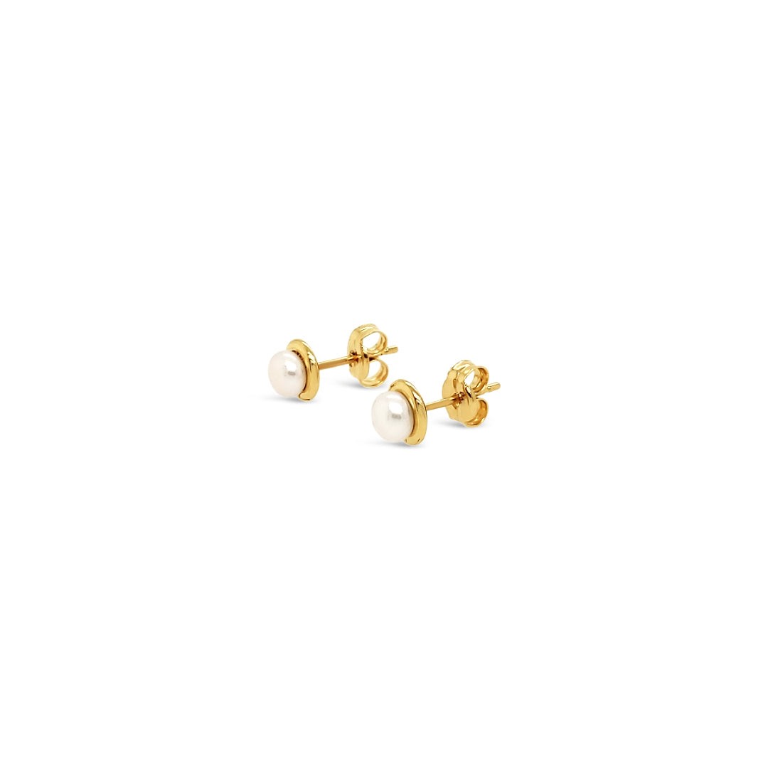 Aros de perlas con bisel de oro para niñitas.