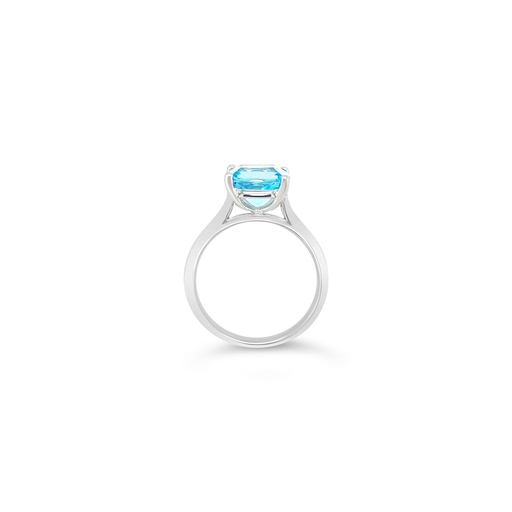 Anillo de Oro Blanco con 1 Topacio.