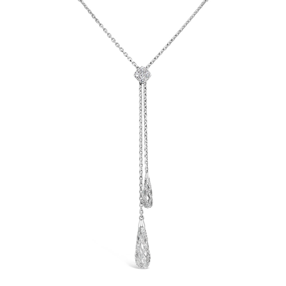 Collar de oro blanco con diamantes.