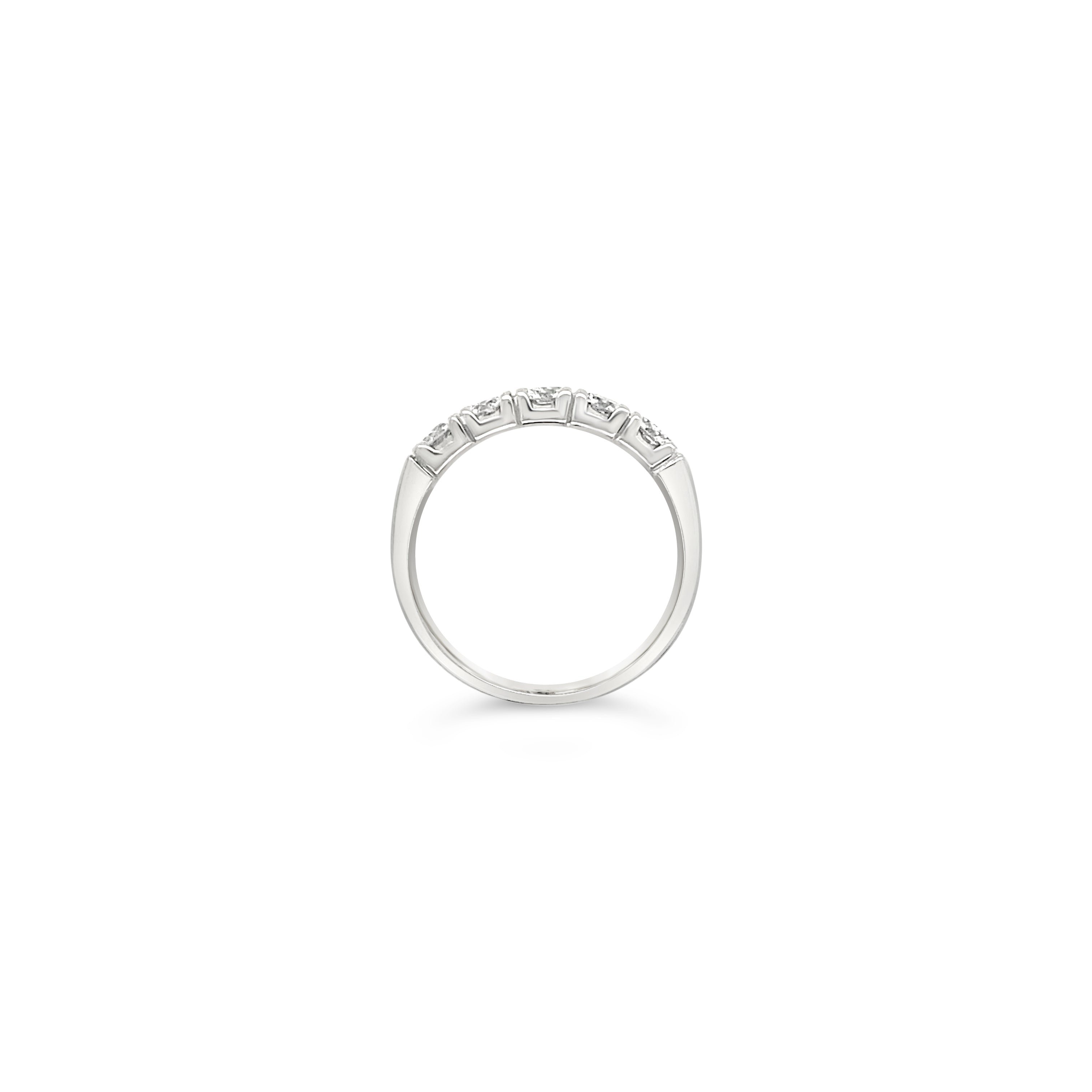 Anillo en grifas 5 diamantes.