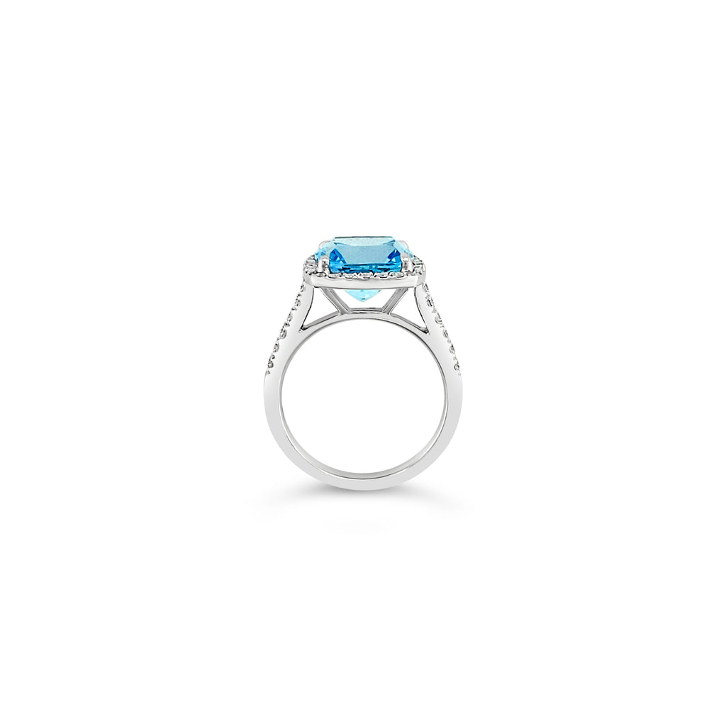 Anillo con topacio azul y diamantes.