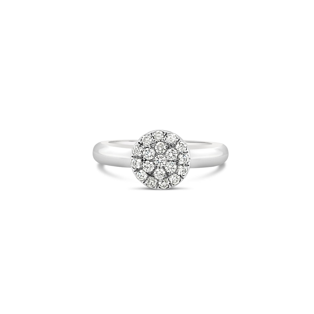 Anillo pavé redondo diamantes.