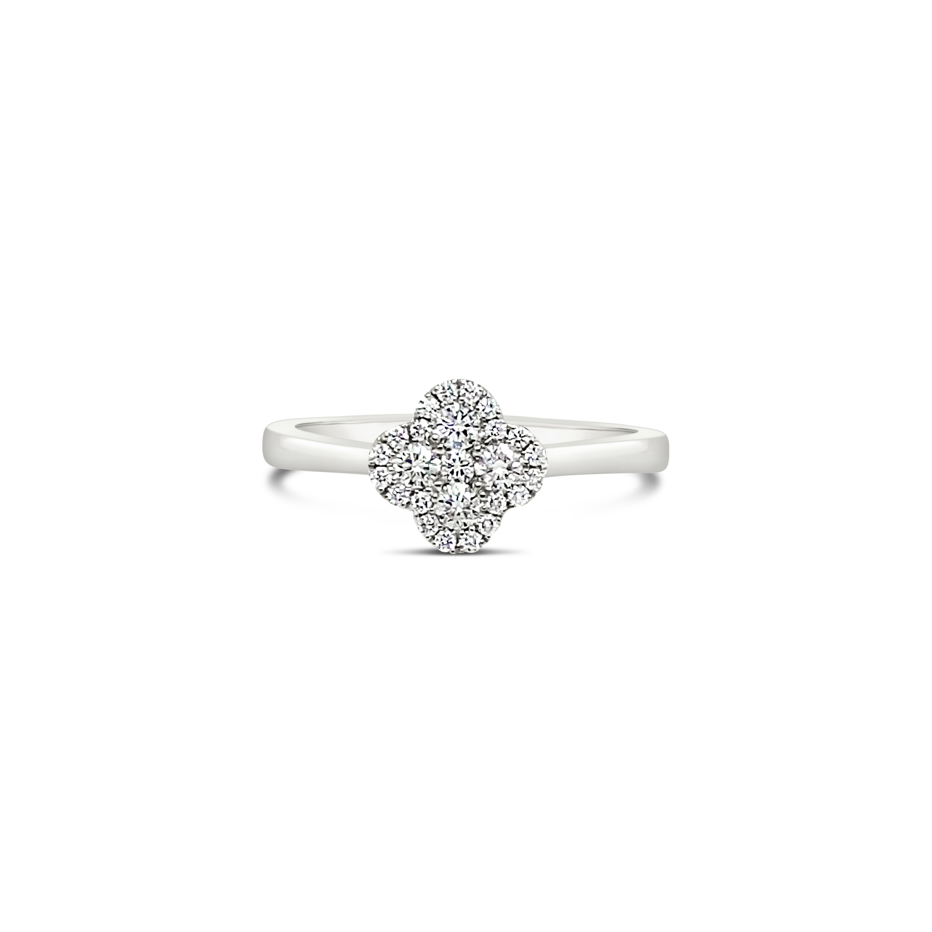Anillo trébol de oro blanco.