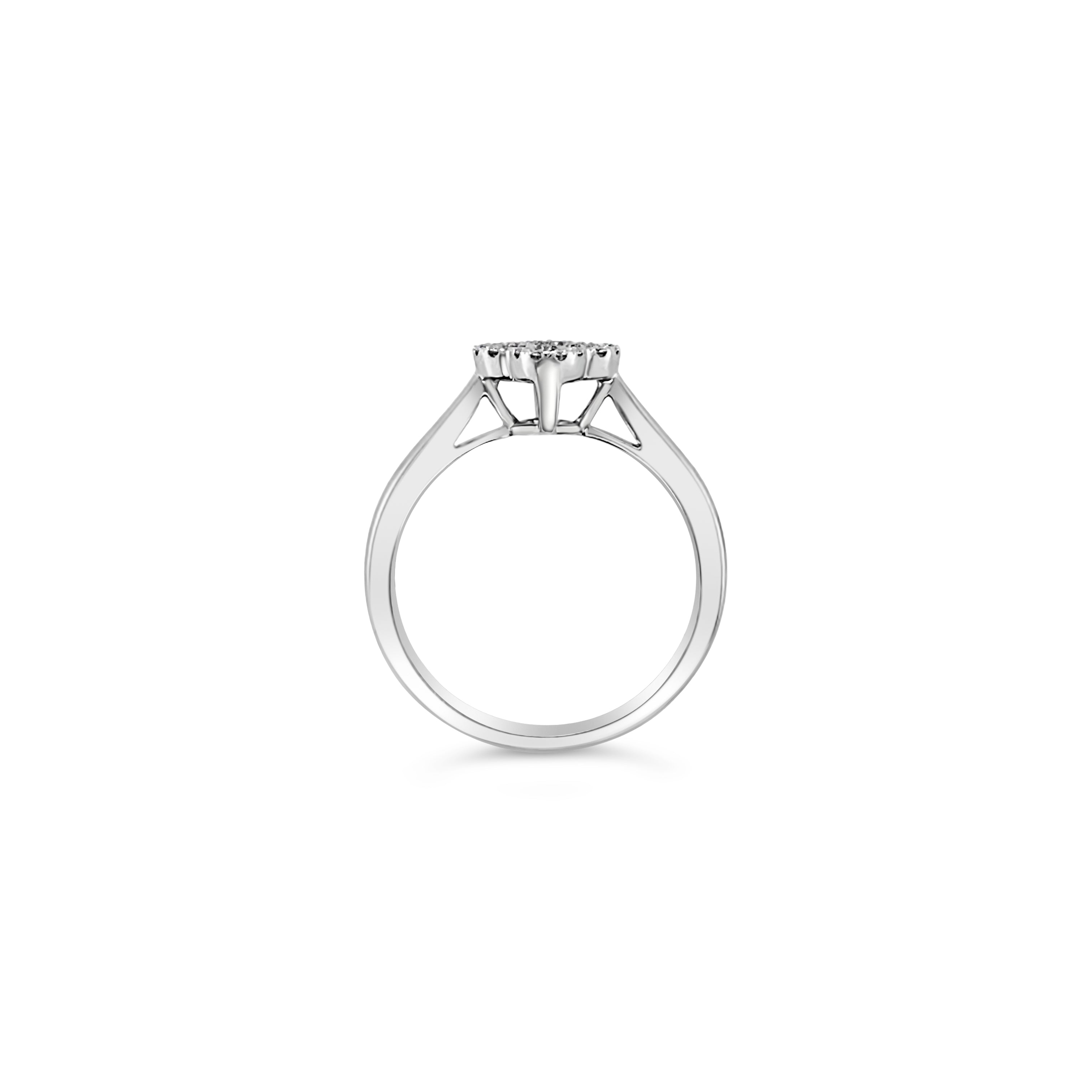 Anillo trébol de oro blanco.