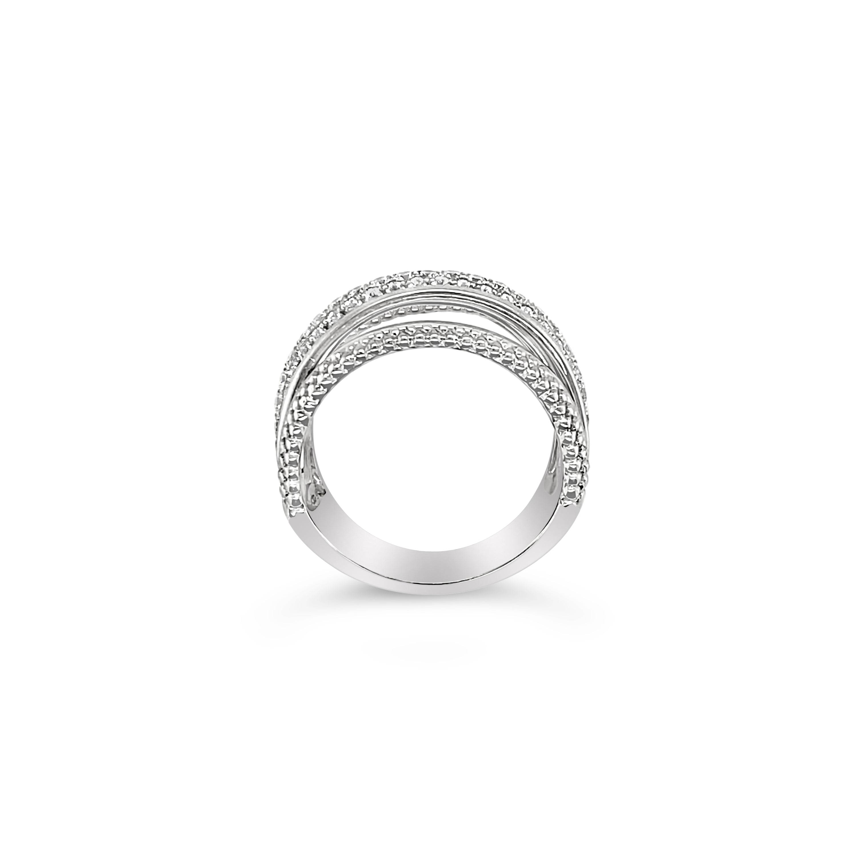 Anillo de oro blanco con diamantes.