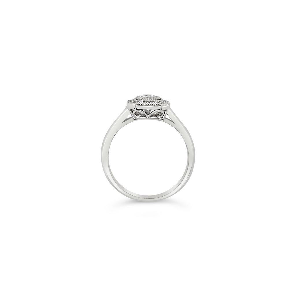 Anillo octágono con 1 diamantes central.