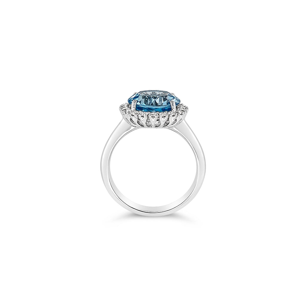 Anillo con 1 topacio azul.