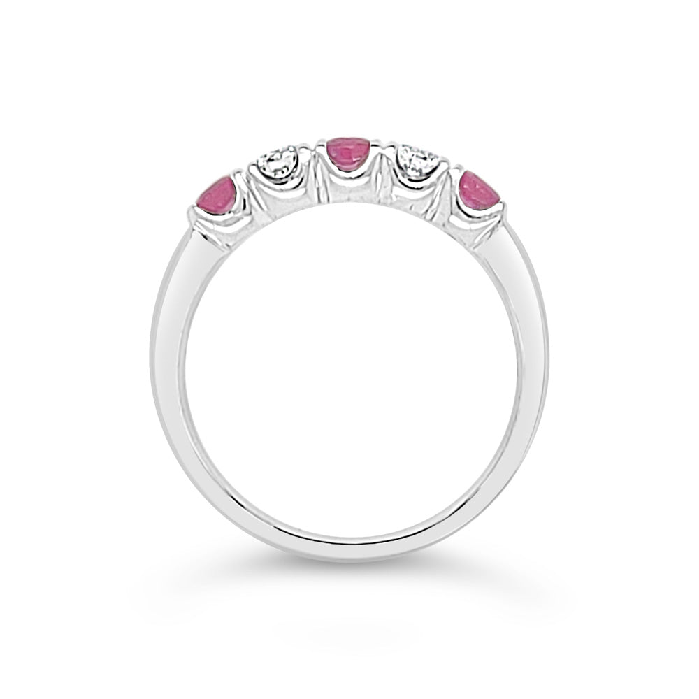 Anillo medio cintillo con rubís y diamantes.