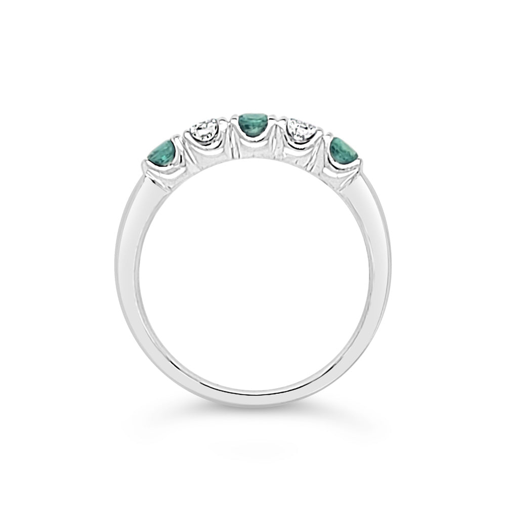 Anillo medio cintillo con esmeraldas y diamantes