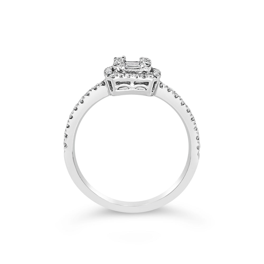 Anillo con diamantes baguette central.