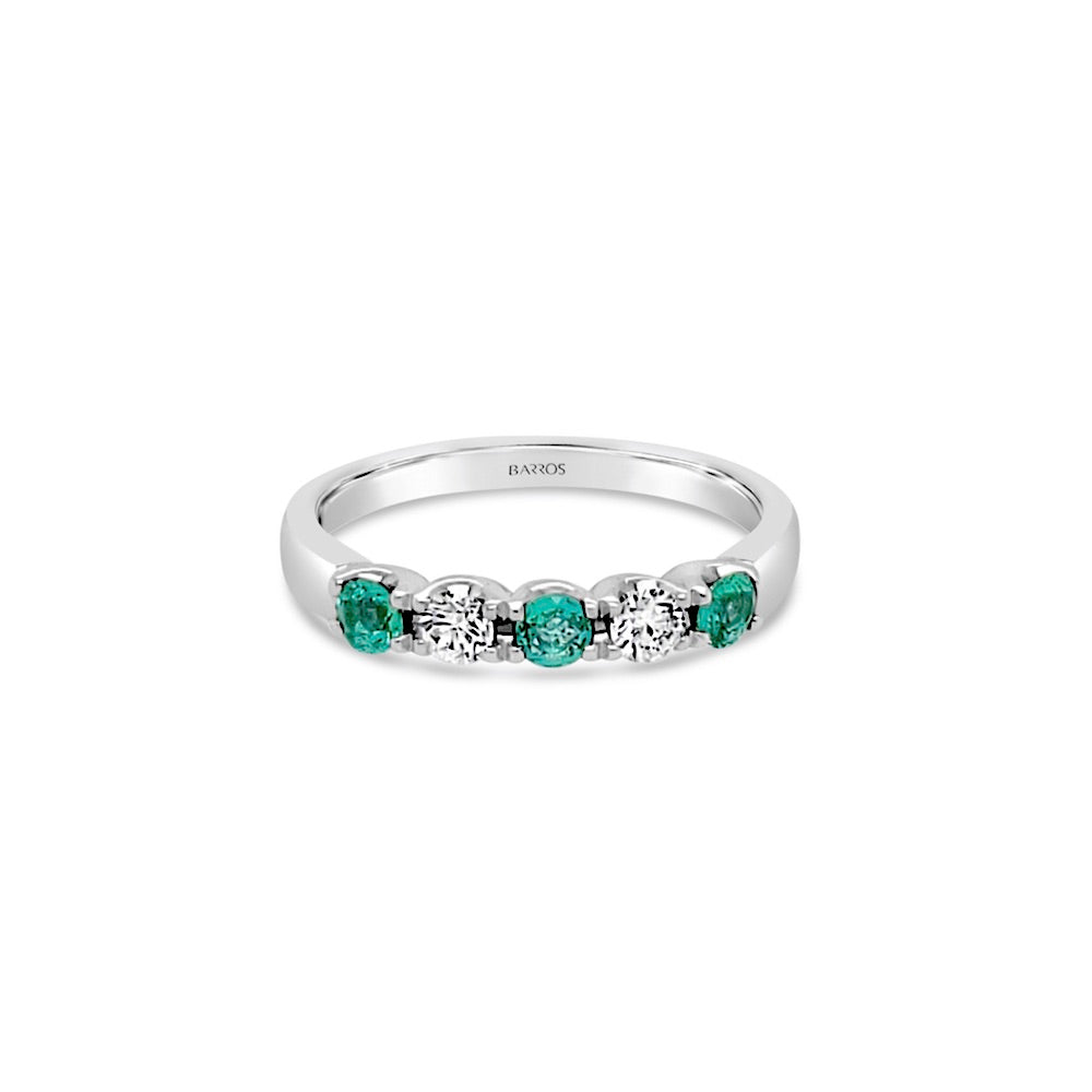 Anillo medio cintillo con esmeraldas y diamantes