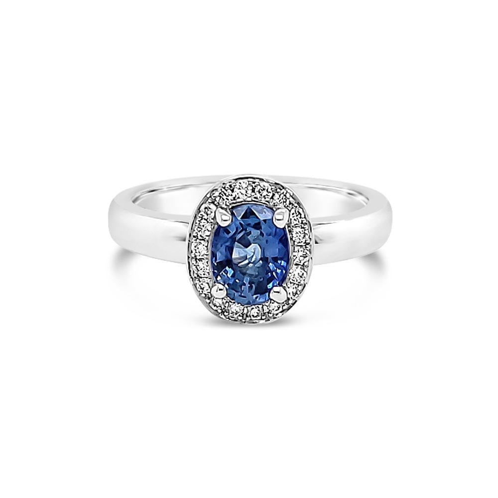 Anillo de platino con zafiro ovalado y diamantes.
