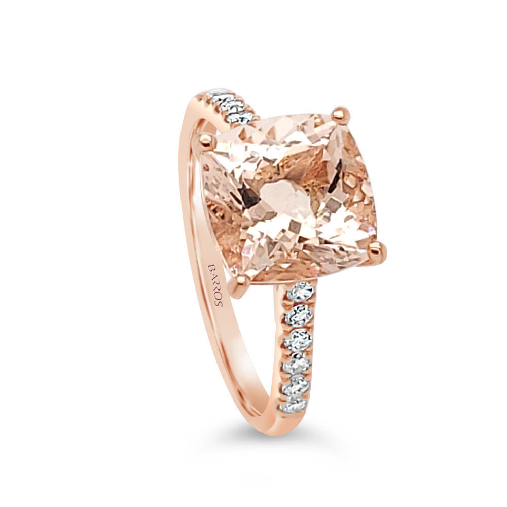 Anillo de oro rosa con morganita central y diamantes