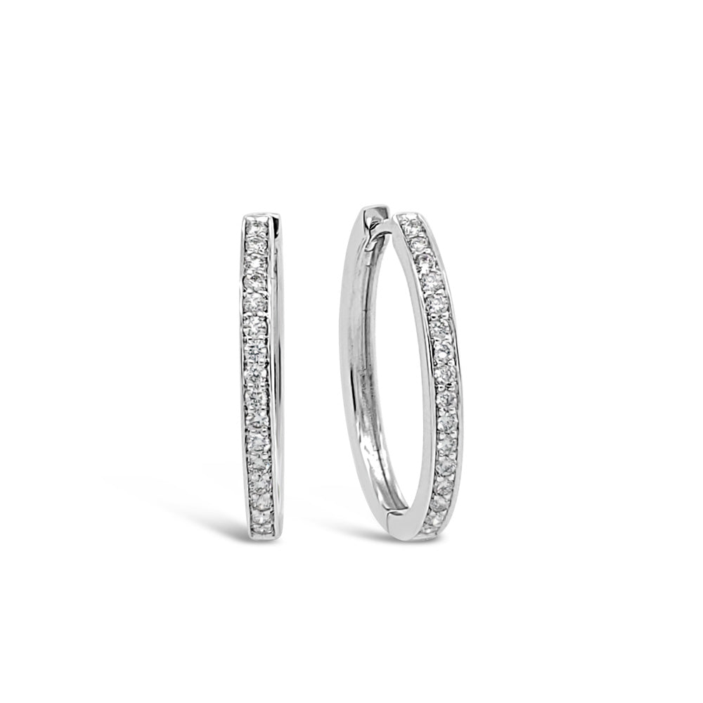 Aros argolla oval de oro blanco y diamantes.