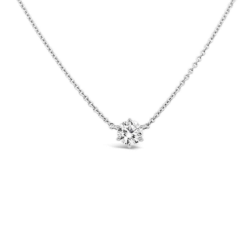 Collar punto de luz de oro blanco con diamante central solitario.