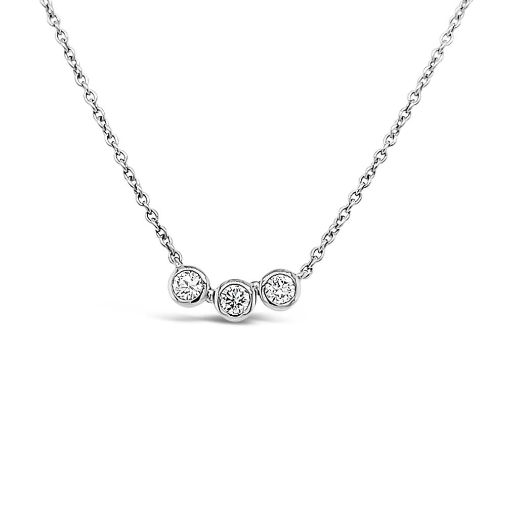 Collar de oro blanco con 3 diamantes.