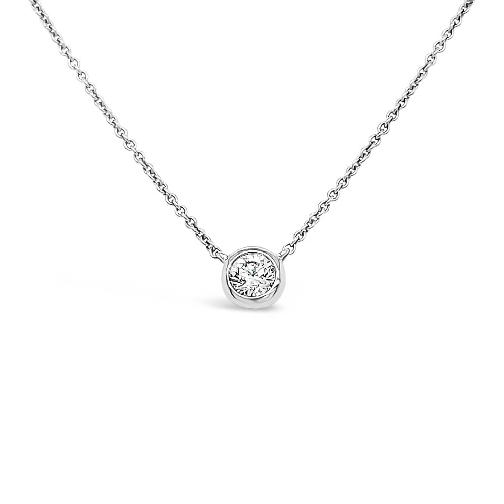 Collar punto de luz de oro blanco con diamante central en bisel.