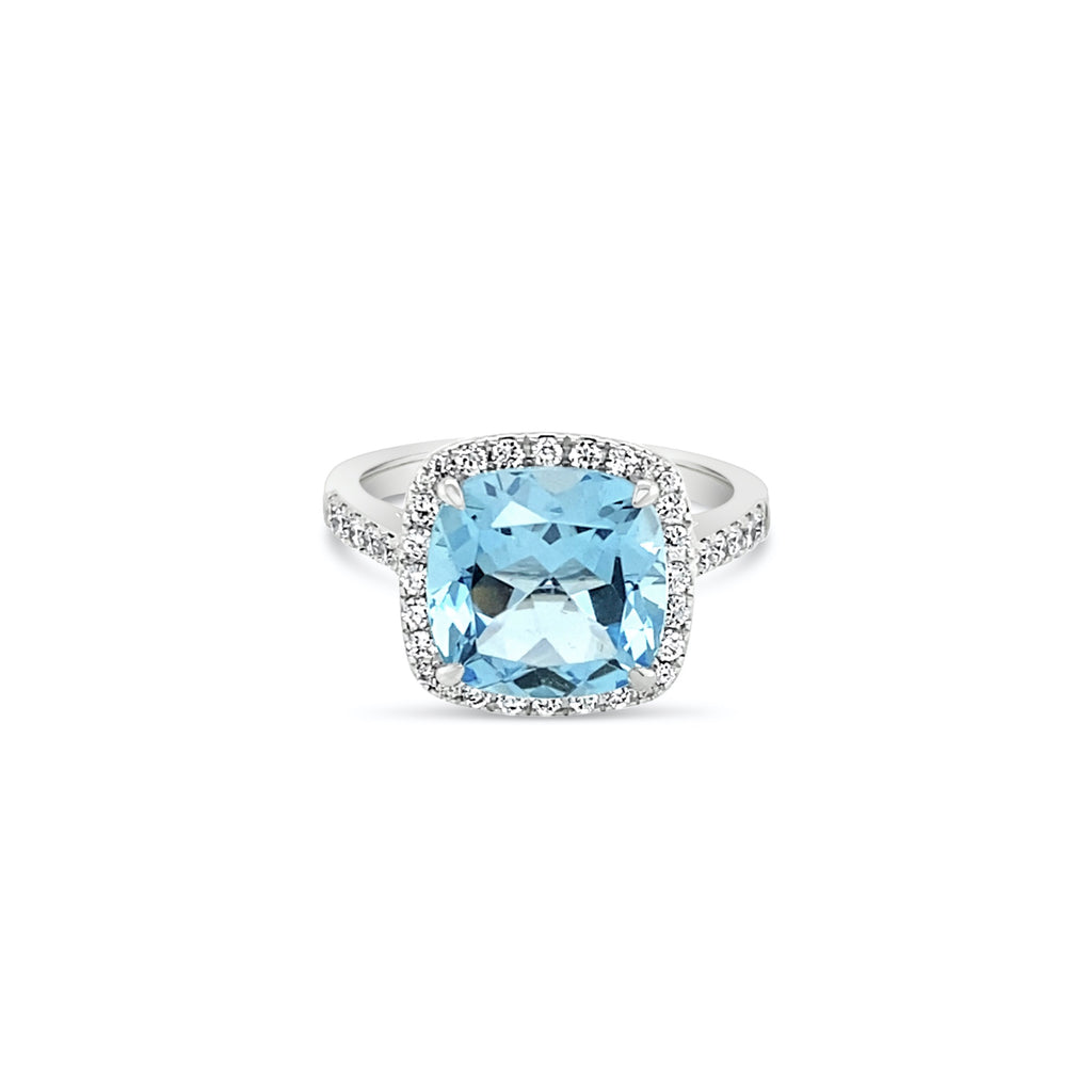 Anillo con topacio azul y diamantes.