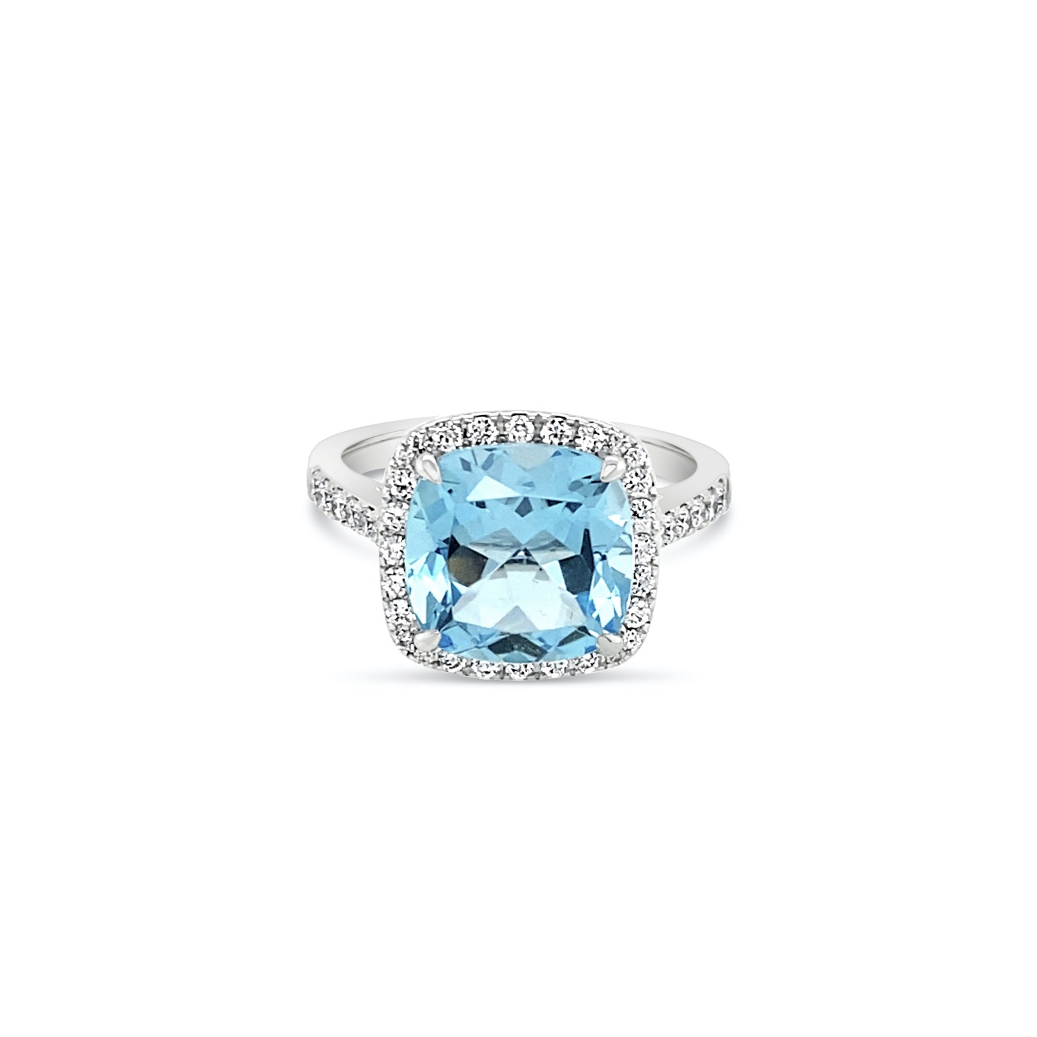 Anillo con topacio azul y diamantes.