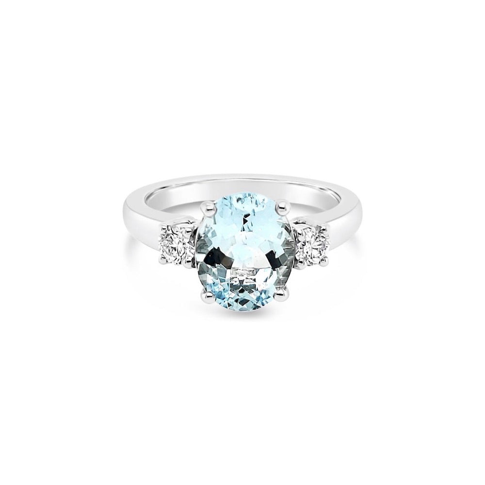 Anillo platino y aguamarina ovalada.