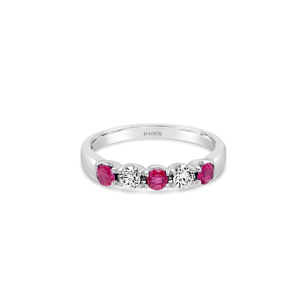 Anillo medio cintillo con rubís y diamantes.