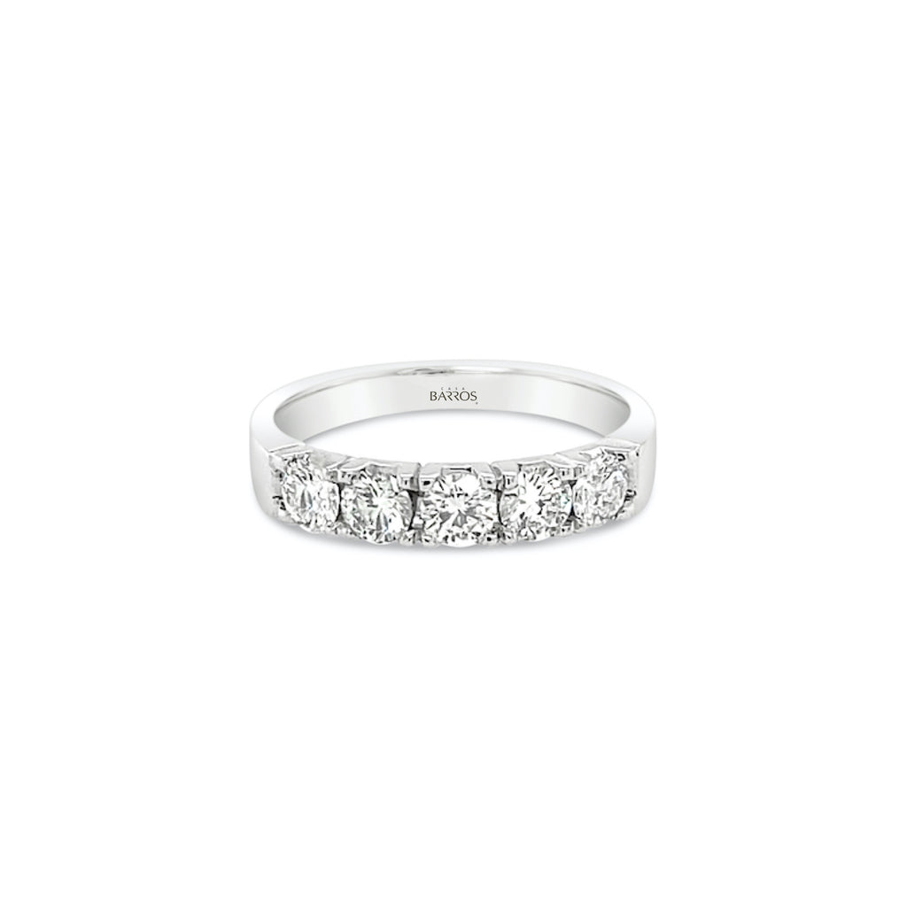 Anillo en grifas 5 diamantes.