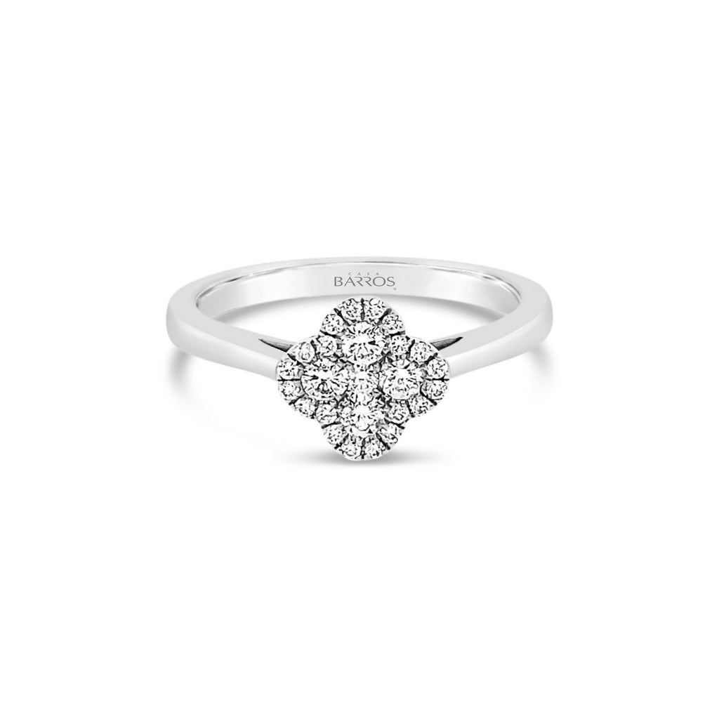 Anillo trébol de oro blanco.
