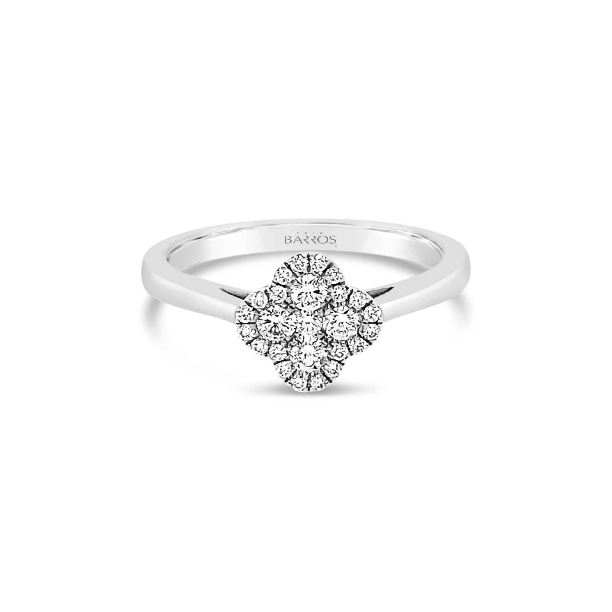 Anillo trébol de oro blanco.