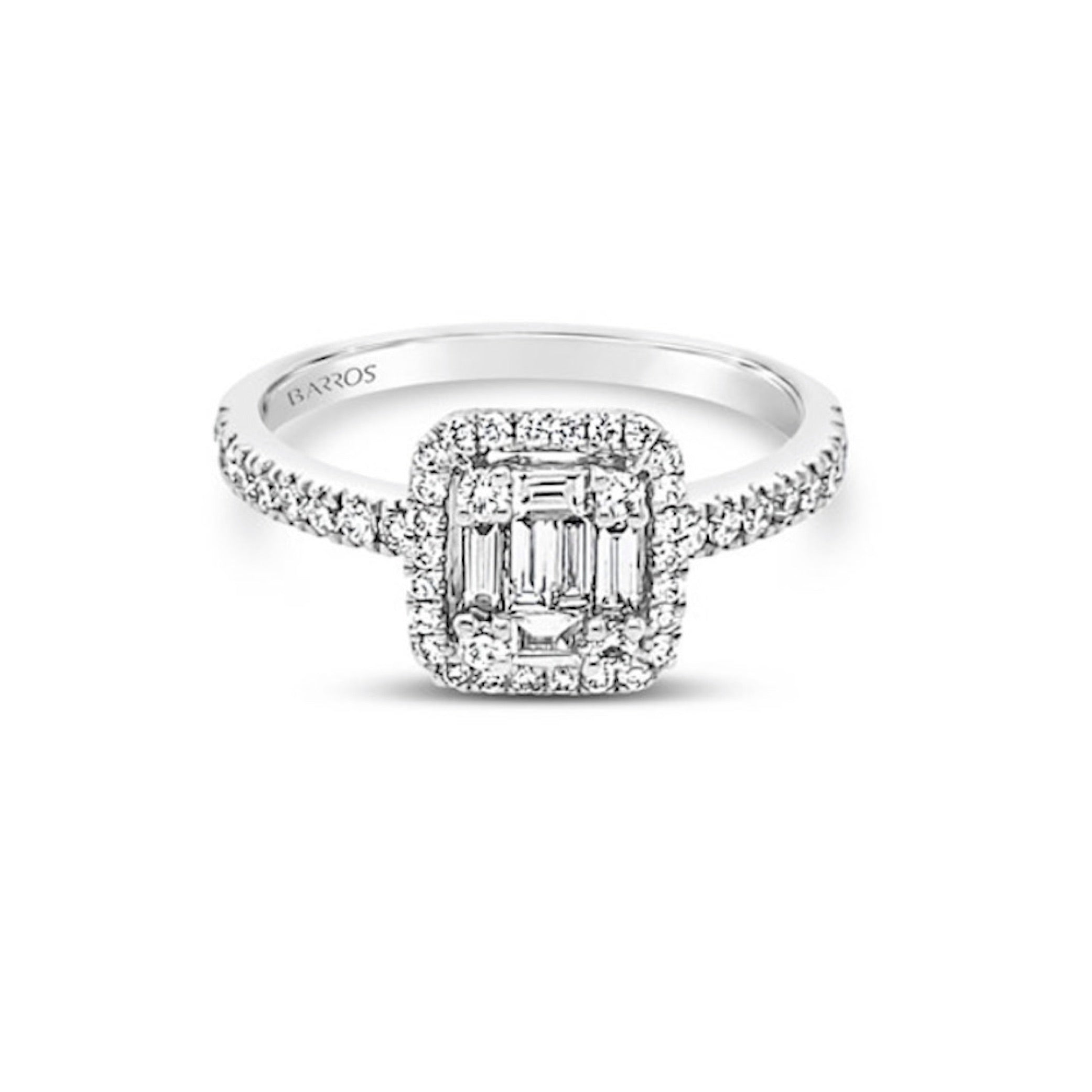 Anillo con diamantes baguette central.