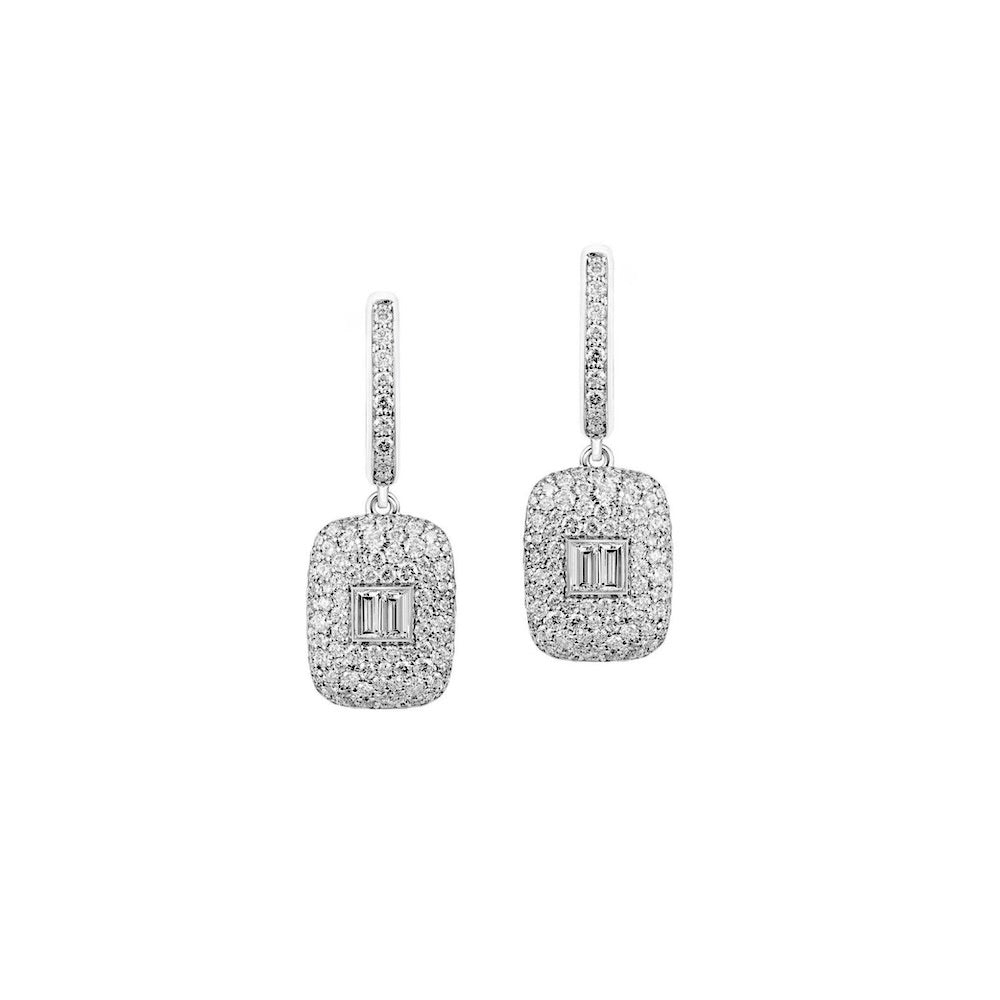 Aros diamantes y baguette en el centro.